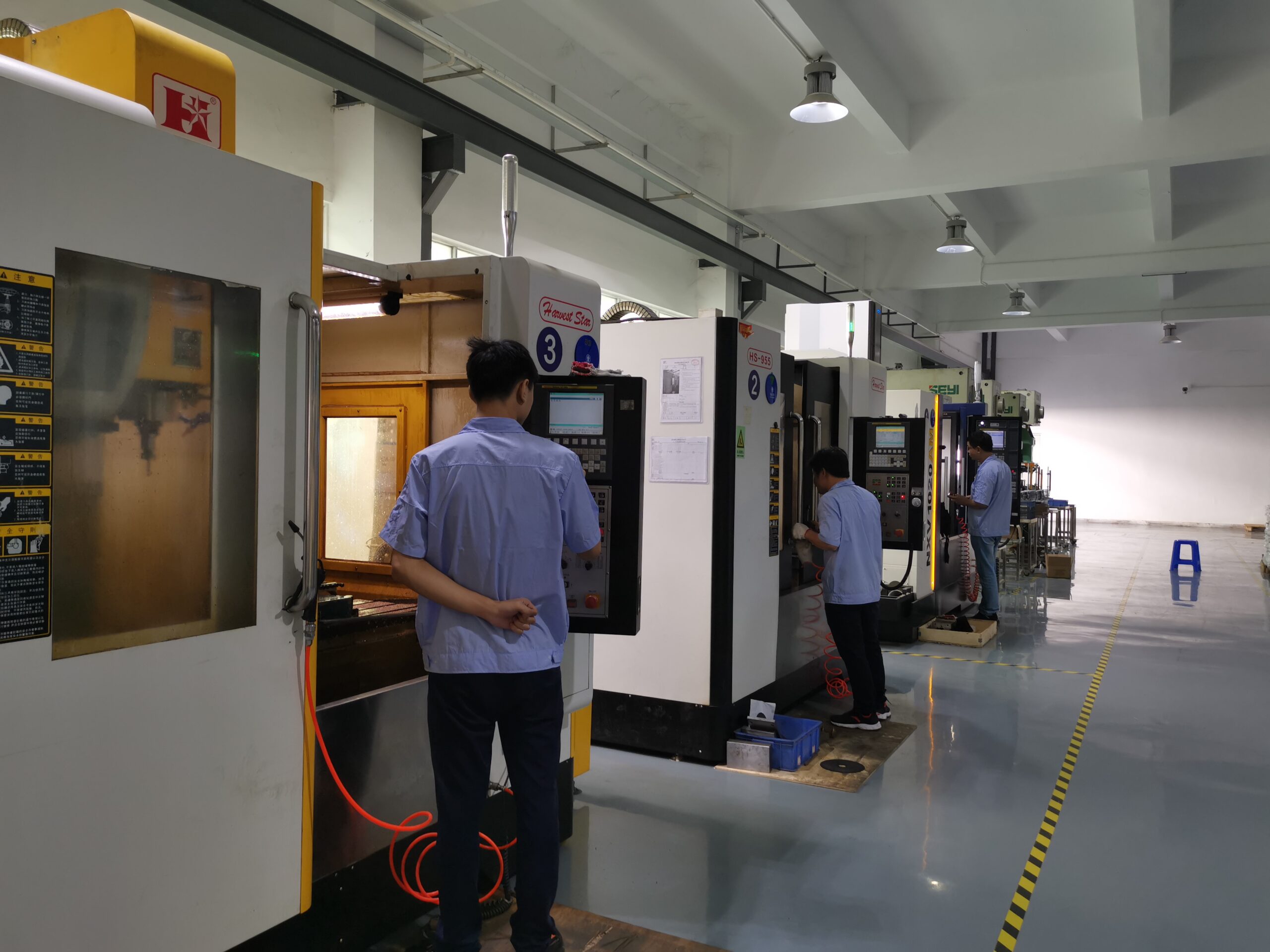 CNC milling precision machining workshop